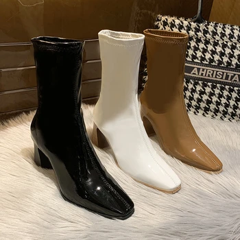 Kratke ženske čizme srednje duljine; sezona jesen-zima 2022 godine; Nove ženske čizme od lakirane kože na debelom petu cipele na visoku petu; bijele ženske cipele